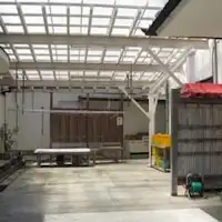 提供给骑摩托车的客人使用的门前有顶空间