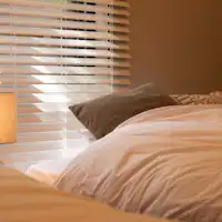 Kamar tidur yang terang benderang