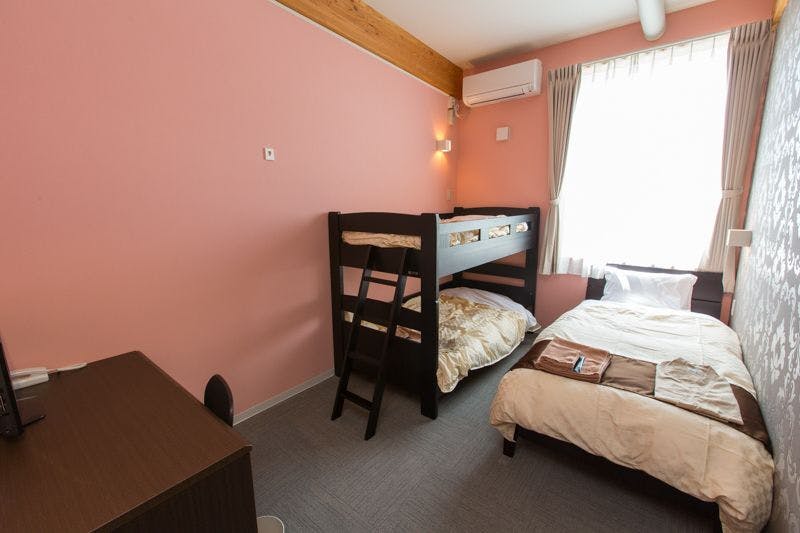 ห้องพักแบบสามเตียง (ปลอดบุหรี่ ไม่มีฝักบัวหรืออ่างอาบน้ำ)