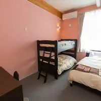 ห้องพักแบบสามเตียง (ปลอดบุหรี่ ไม่มีฝักบัวหรืออ่างอาบน้ำ)