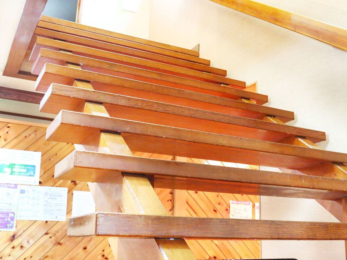 อาคารหลักที่เต็มไปด้วยความอบอุ่นของไม้