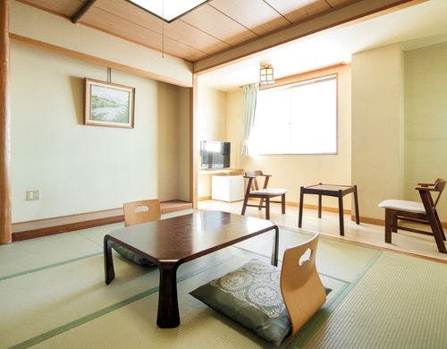 和室8畳（バストイレ付）