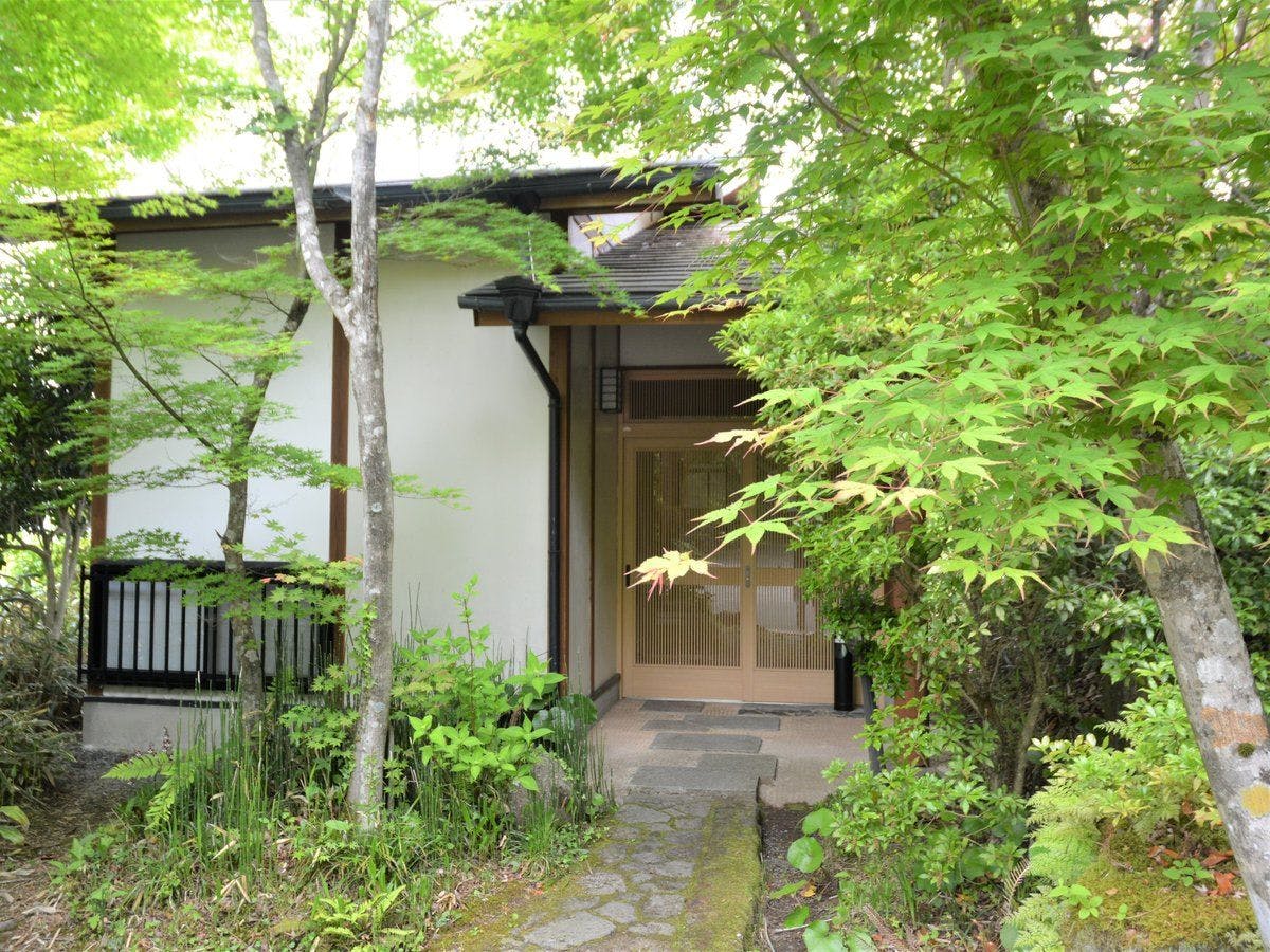 Keikoku no Yado Nihiki no Oni