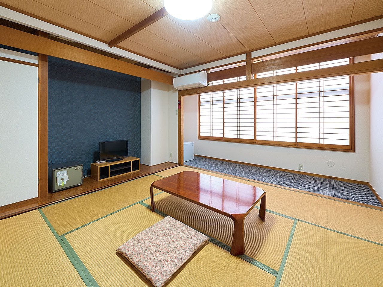 ห้องสไตล์ญี่ปุ่น 8 เสื่อทาทามิ + พื้นที่ยกสูง 2 เสื่อทาทามิพร้อมวิวแม่น้ำ