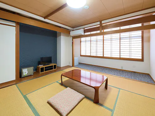 ห้องสไตล์ญี่ปุ่น 8 เสื่อทาทามิ + พื้นที่ยกสูง 2 เสื่อทาทามิพร้อมวิวแม่น้ำ