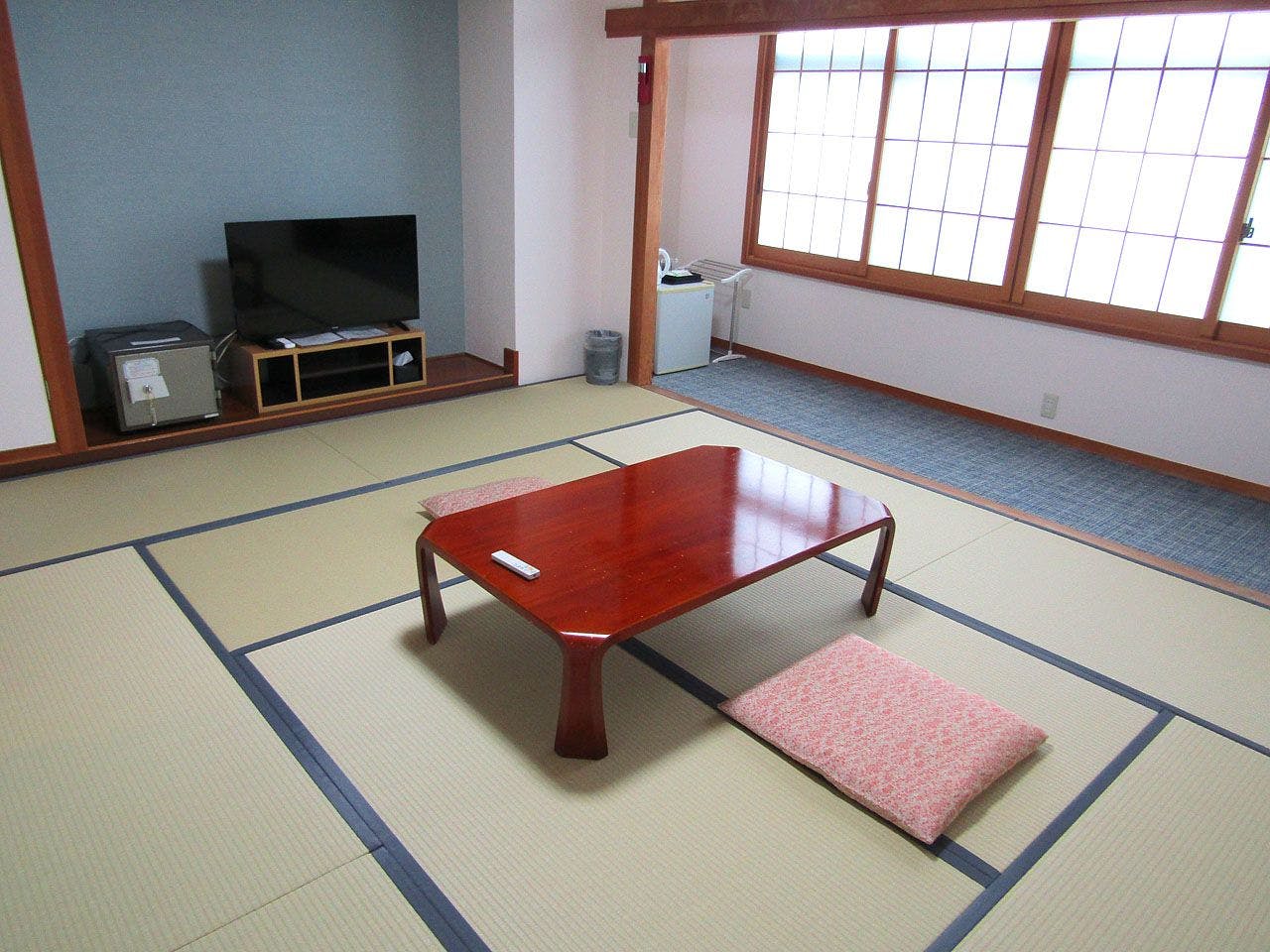 ห้องสไตล์ญี่ปุ่น 10 เสื่อทาทามิ + พื้นที่ยกสูง 2 เสื่อทาทามิพร้อมวิวแม่น้ำ