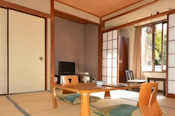 Kamar bergaya Jepang 8 tatami.