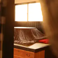 Di dalam gedung*Matahari terbenam yang indah menerangi Kamar