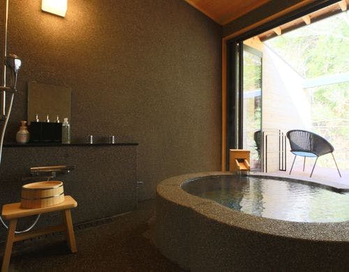 -あき-■天然石モザイクタイルの半露天風呂