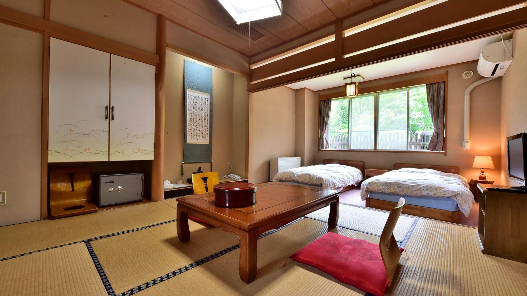 This is a spacious Japanese-Western style room.