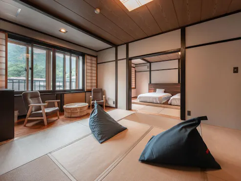 【소가리 침대 포함 2칸 일본식 객실(10+8조)】