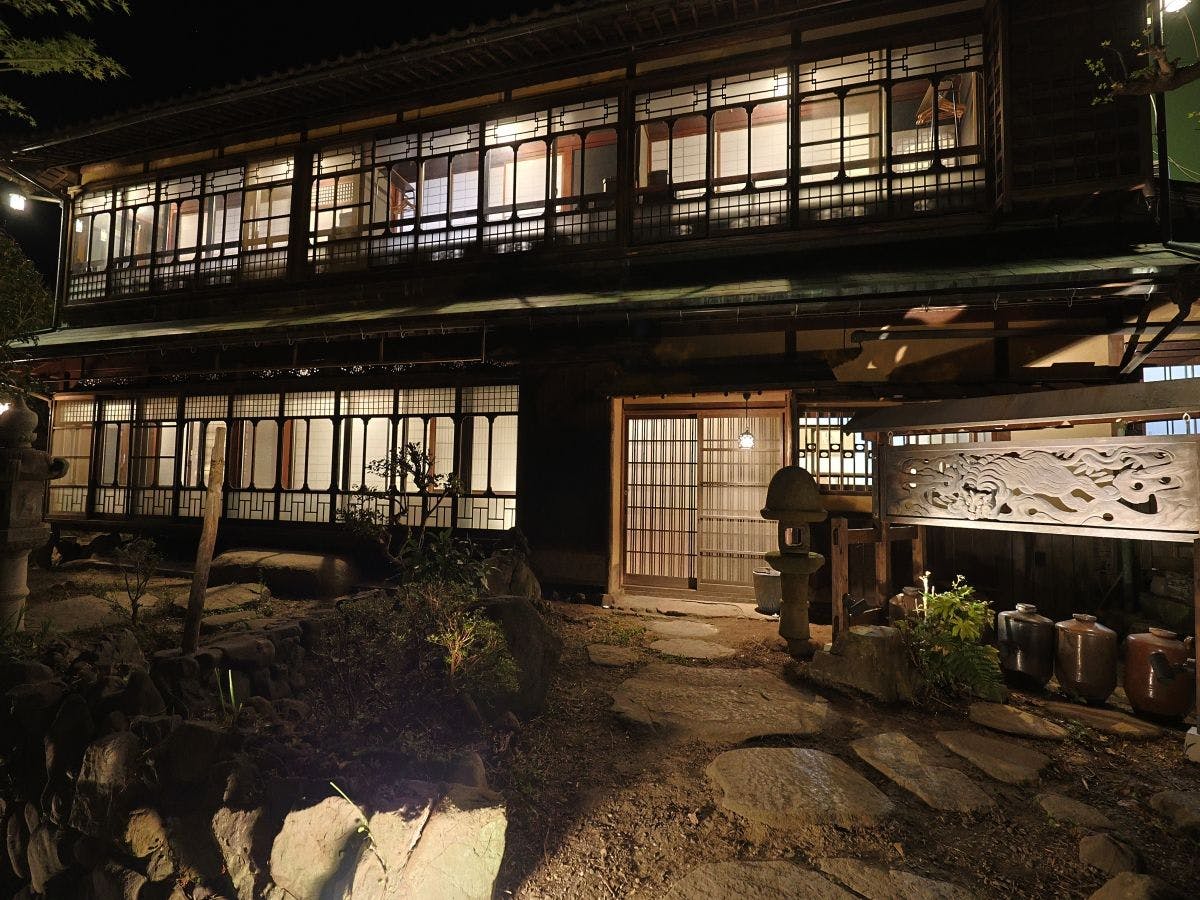 *ทัศนียภาพภายนอกของ Tora-ya Annex (กลางคืน)