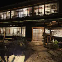 *ทัศนียภาพภายนอกของ Tora-ya Annex (กลางคืน)