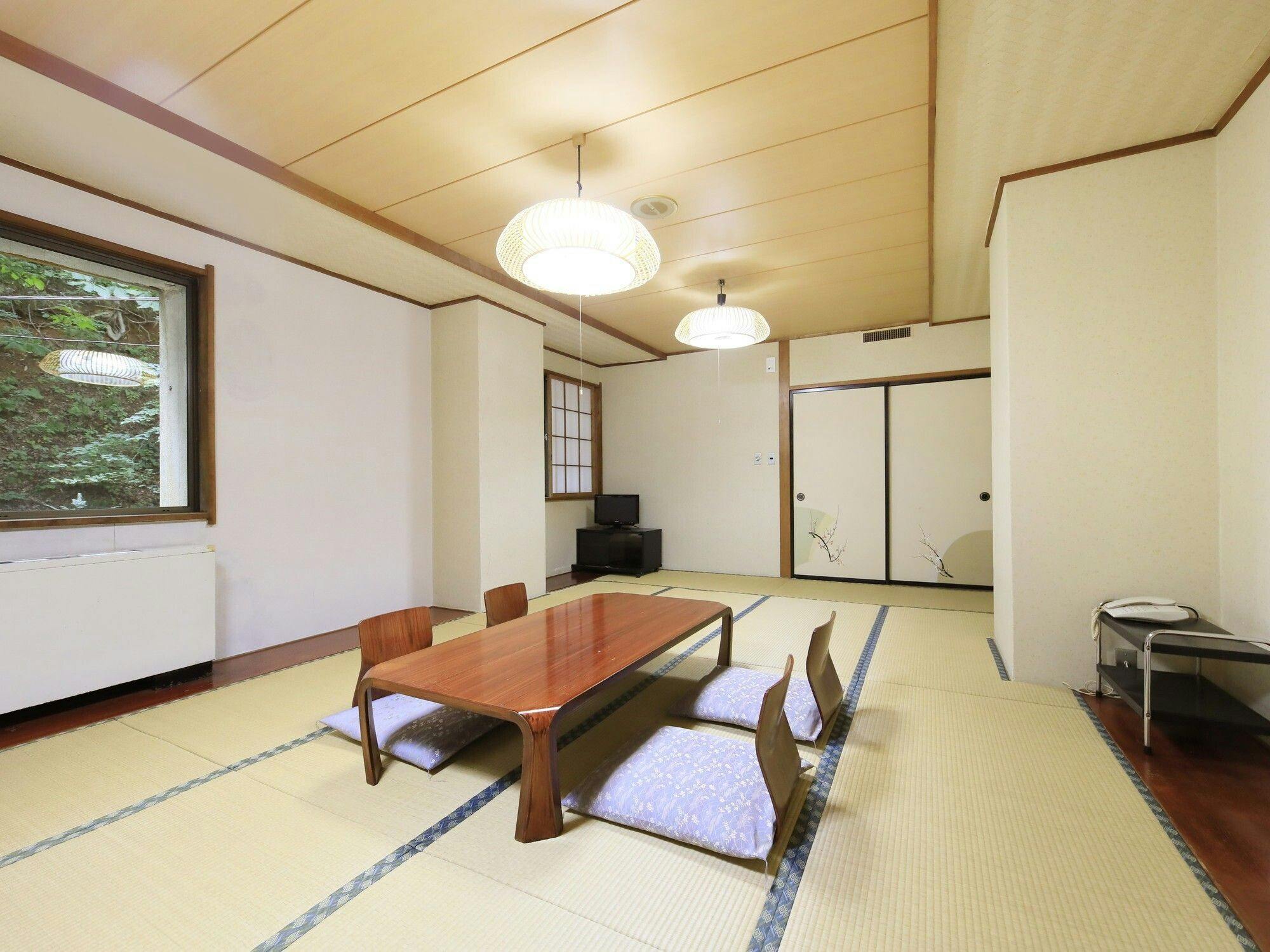 กว้างขวางกว่า 14 เสื่อ