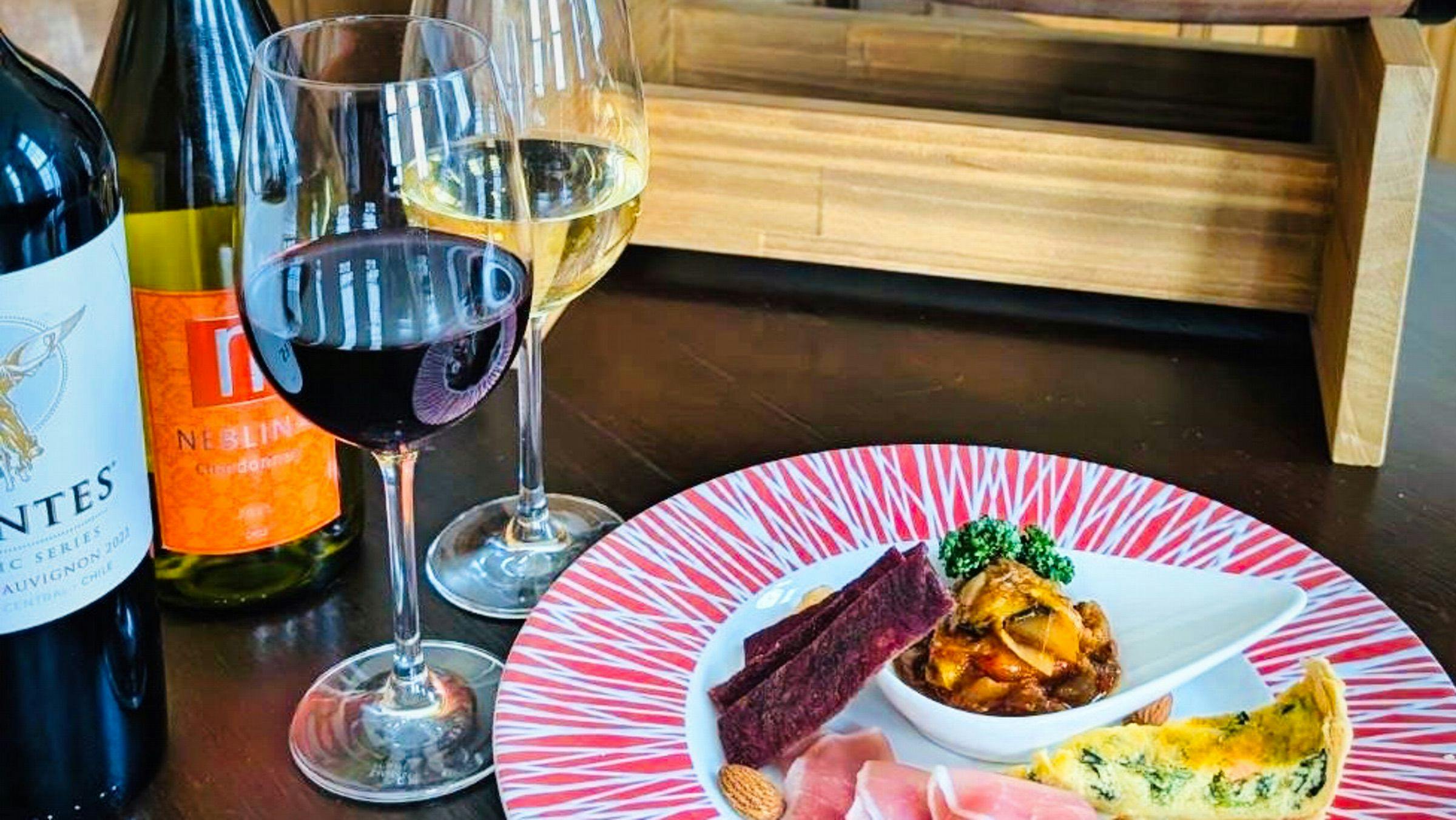 Rencana minum wine sepuasnya & camilan