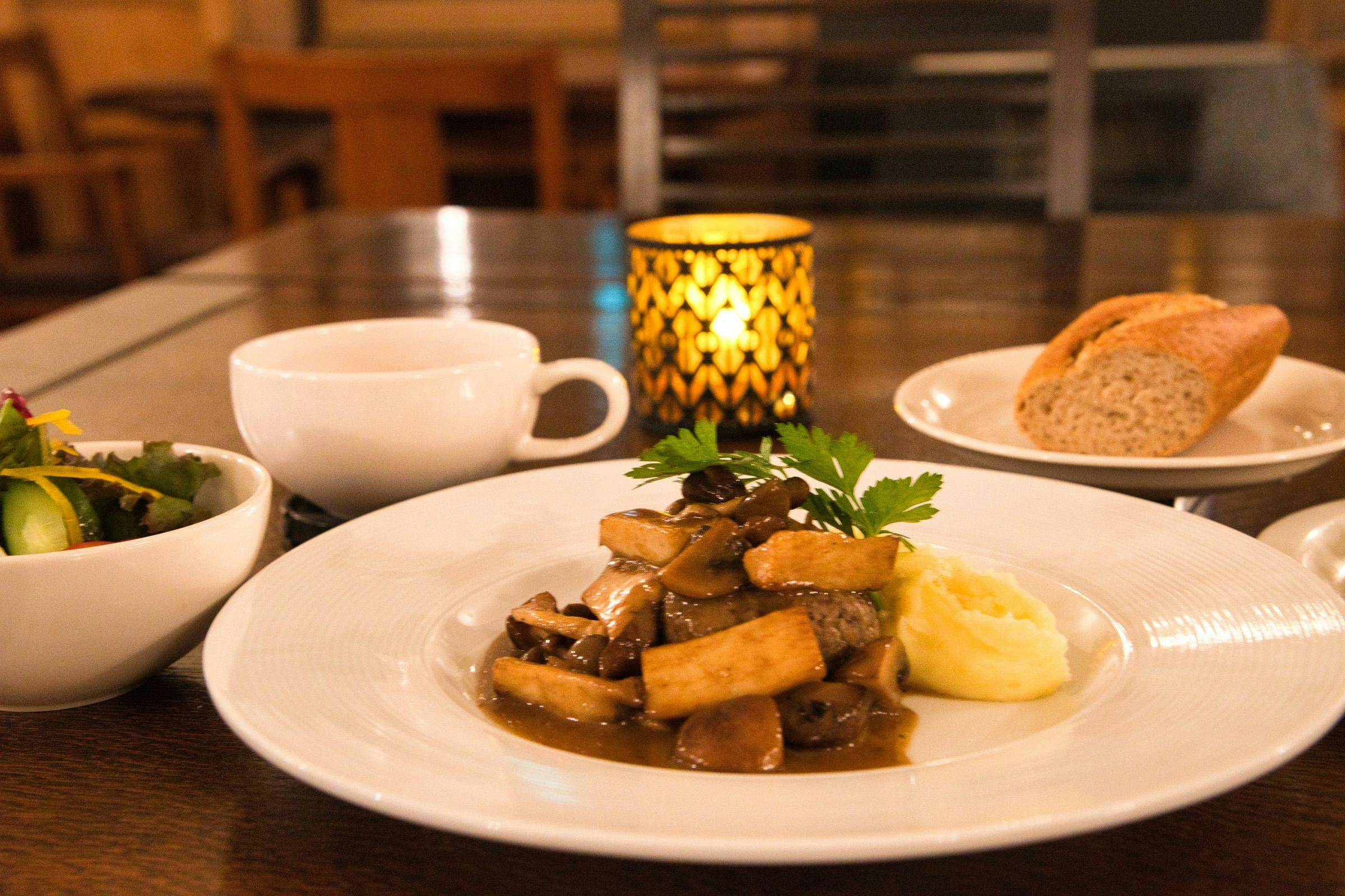 Hamburg Daging Sapi Wagyu Hitam dengan Saus Jamur Aromatik