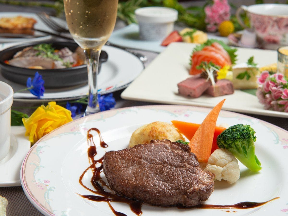 อาหารเย็น: อาหารค่ำแบบคอร์สเต็มที่สร้างสรรค์.