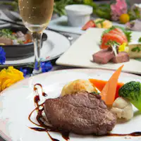 อาหารเย็น: อาหารค่ำแบบคอร์สเต็มที่สร้างสรรค์.