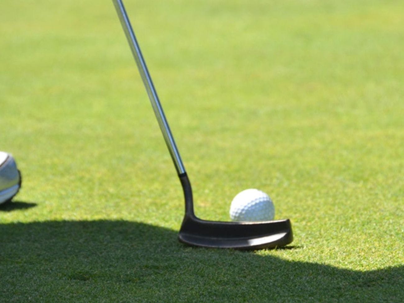 ใกล้ๆ มีสนามกอล์ฟ