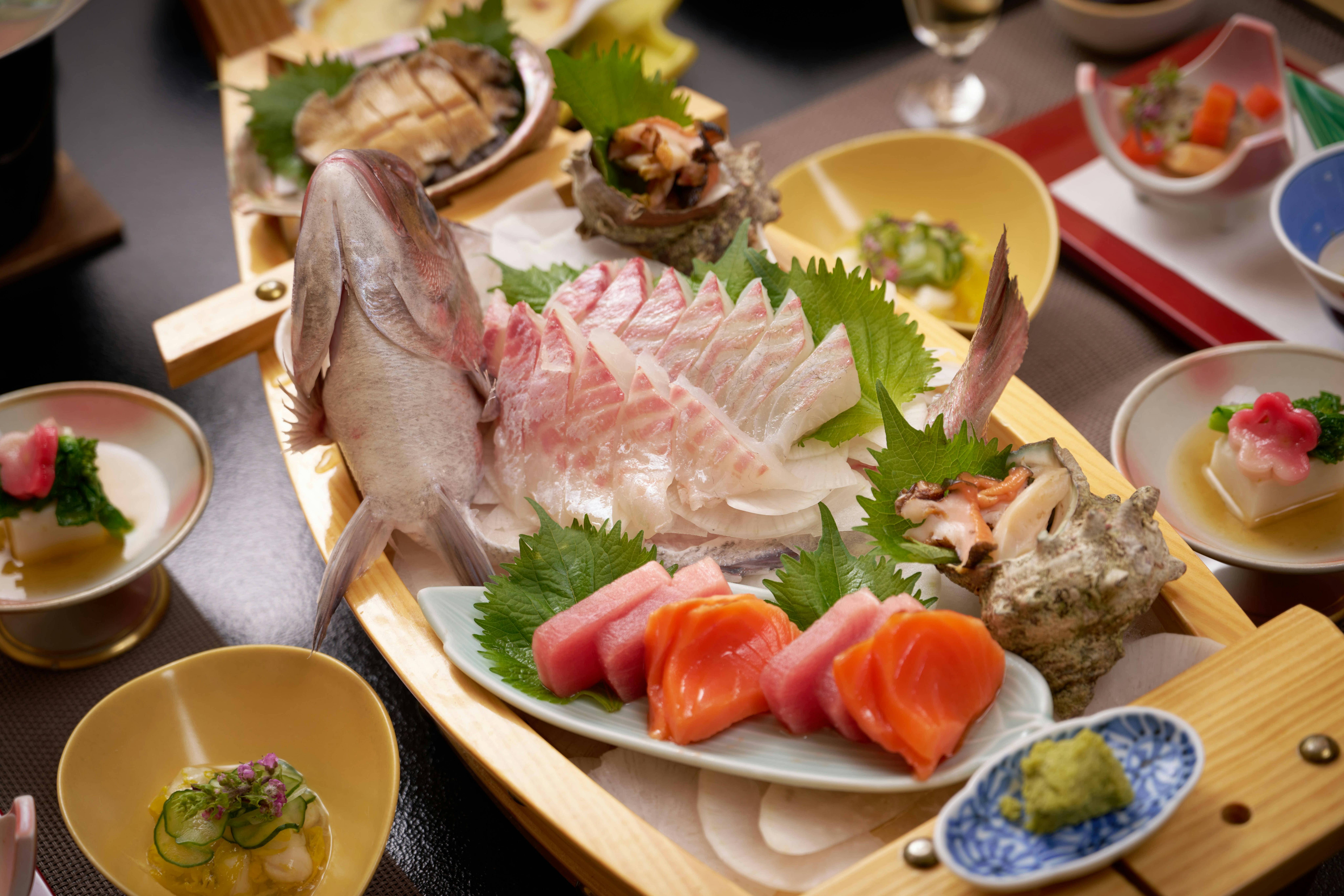 Exceptional freshness! A luxurious boat platter with 5 kinds of seafood.