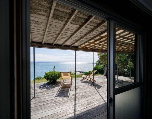 「だんだん芝生と海の宿」玄関からの眺め