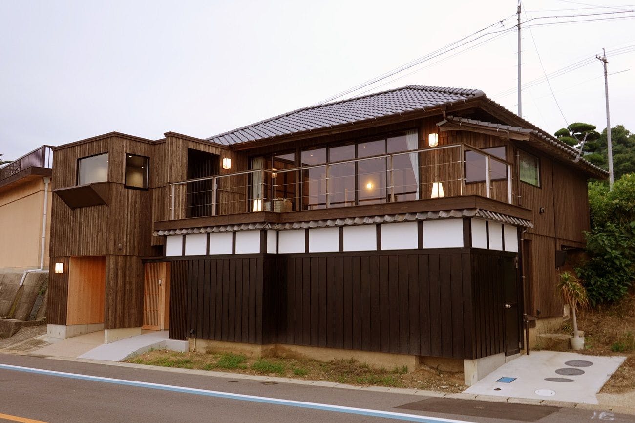 โรงแรมบ้านโบราณริมทะเลที่พระอาทิตย์ตกดิน.