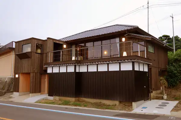 โรงแรมบ้านโบราณริมทะเลที่พระอาทิตย์ตกดิน.