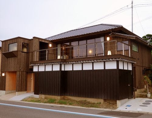 夕陽が落ちる海沿いの古民家ホテル。