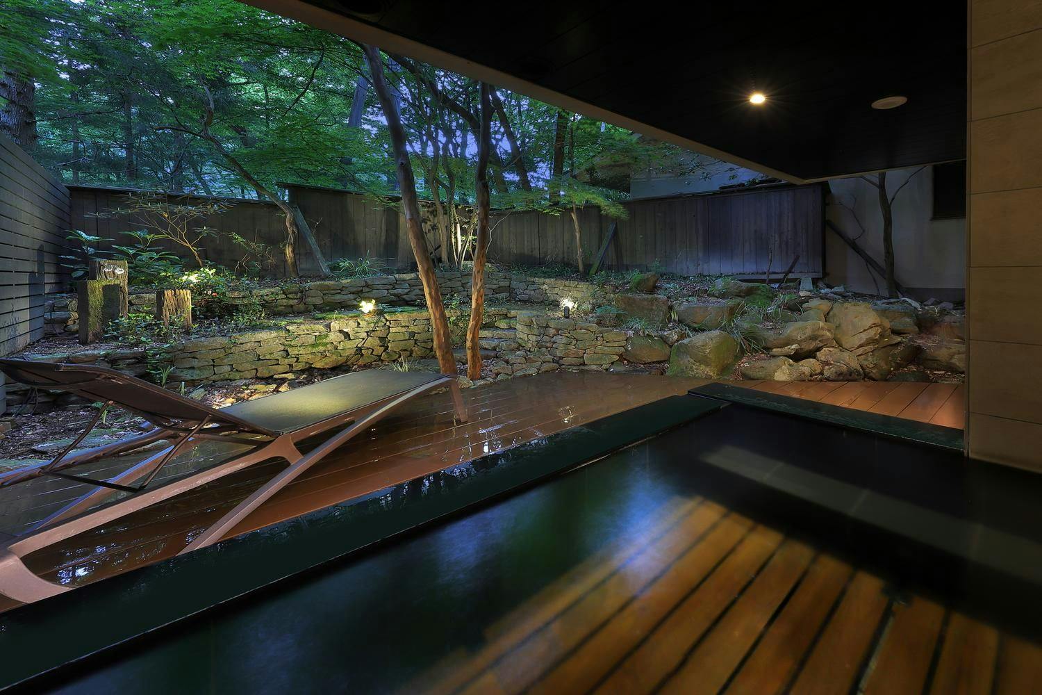 ห้องอาบน้ำรวมสำหรับผู้หญิง อ่างอาบน้ำกลางแจ้ง (ยามพลบค่ำ)