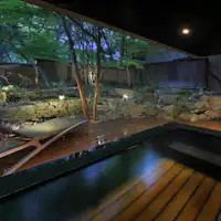 ห้องอาบน้ำรวมสำหรับผู้หญิง อ่างอาบน้ำกลางแจ้ง (ยามพลบค่ำ)