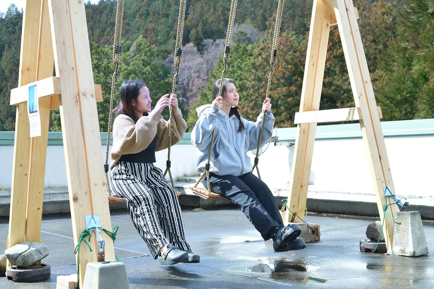 ที่ระเบียงมีชิงช้าไว้ให้บริการ