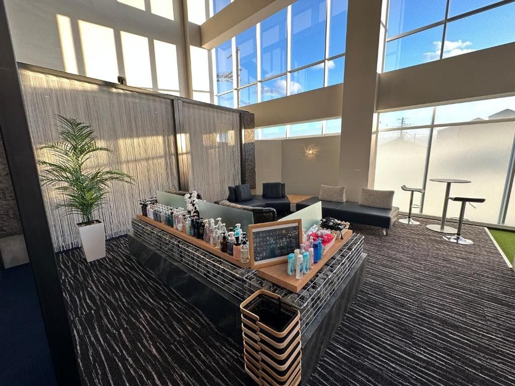 ล็อบบี้ด้านหน้าที่เปิดโล่ง♪