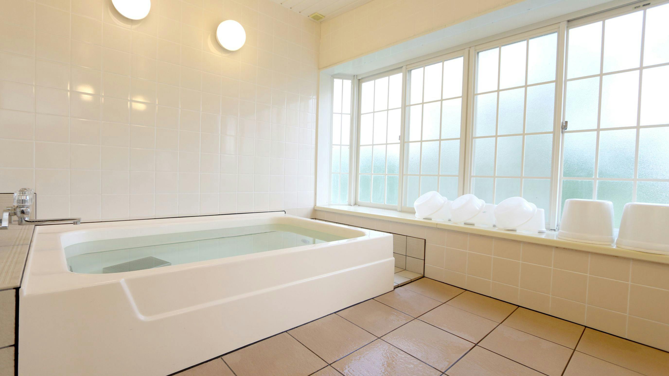 น้ำพุร้อนกึ่งธรรมชาติที่มีหินเรืองแสง.