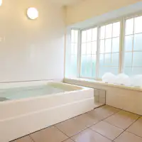 น้ำพุร้อนกึ่งธรรมชาติที่มีหินเรืองแสง.