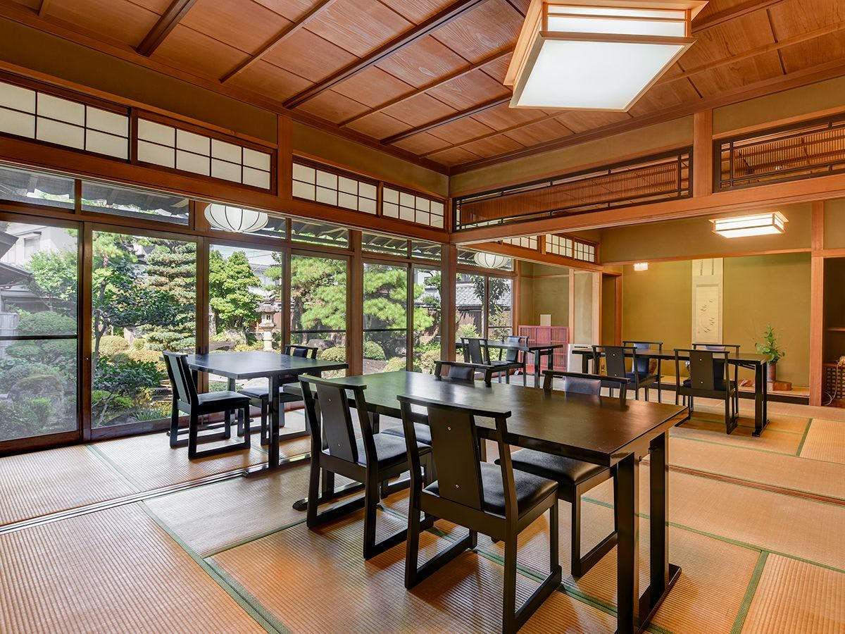 *【Dining Area】Spacious Dining Table