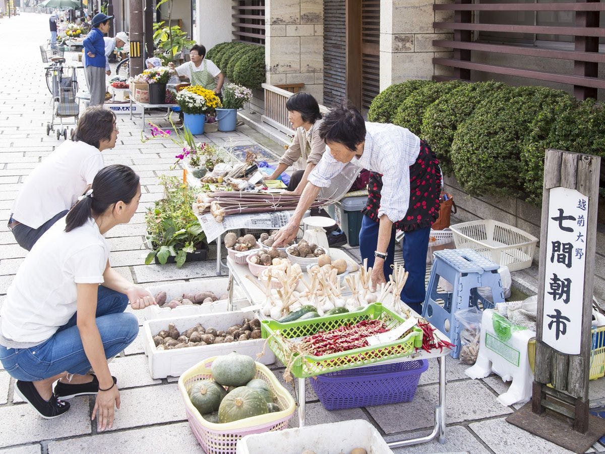 *【Nearby Attractions】The atmosphere of Shichiken Morning Market