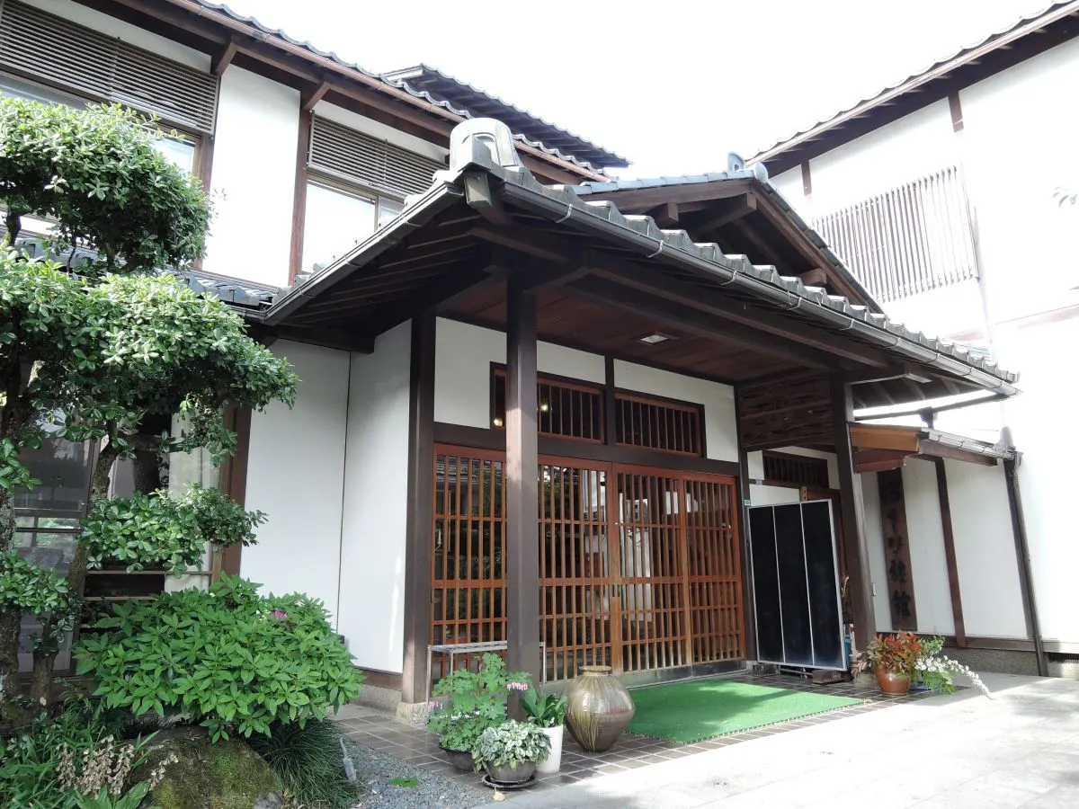 Tampak luar penginapan gaya Jepang Asahi