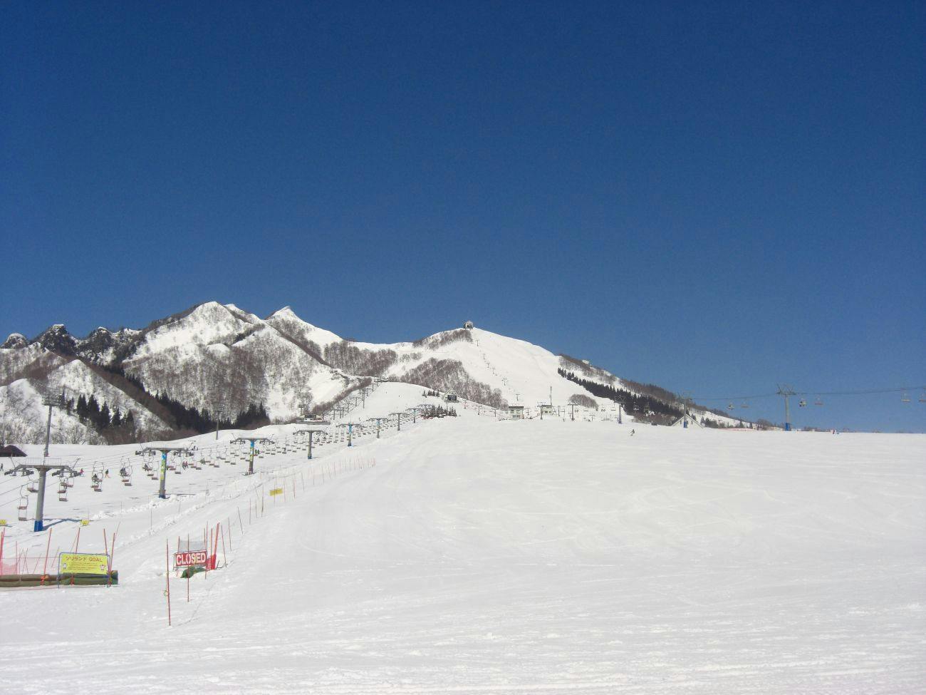 Sebaik sahaja melangkah keluar, terus ke cerun ski!!