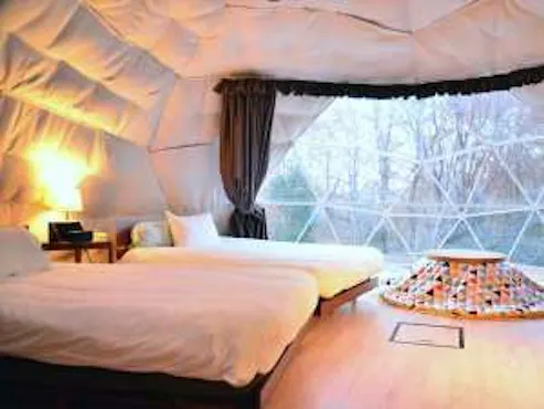 ภายในเต็นท์แกลมปิ้ง