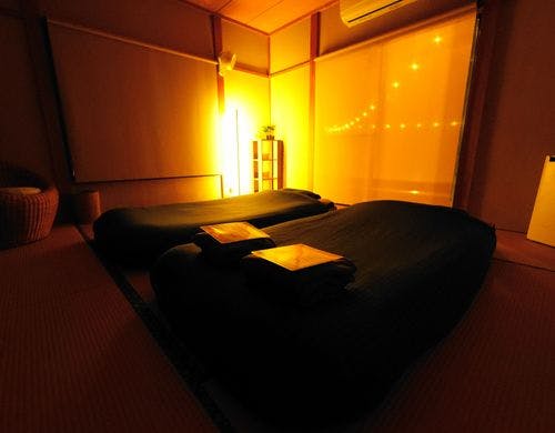 やわらかな灯りに包まれた寝室。