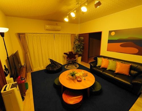 温かみのある照明に包まれたリビング