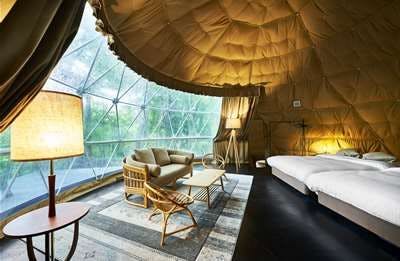 Bersarang di tengah alam.