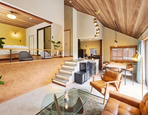 木材を多用した内装とこだわりの照明や家具