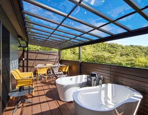 ２基の浴槽を備え、サウナ後の冷水浴も。