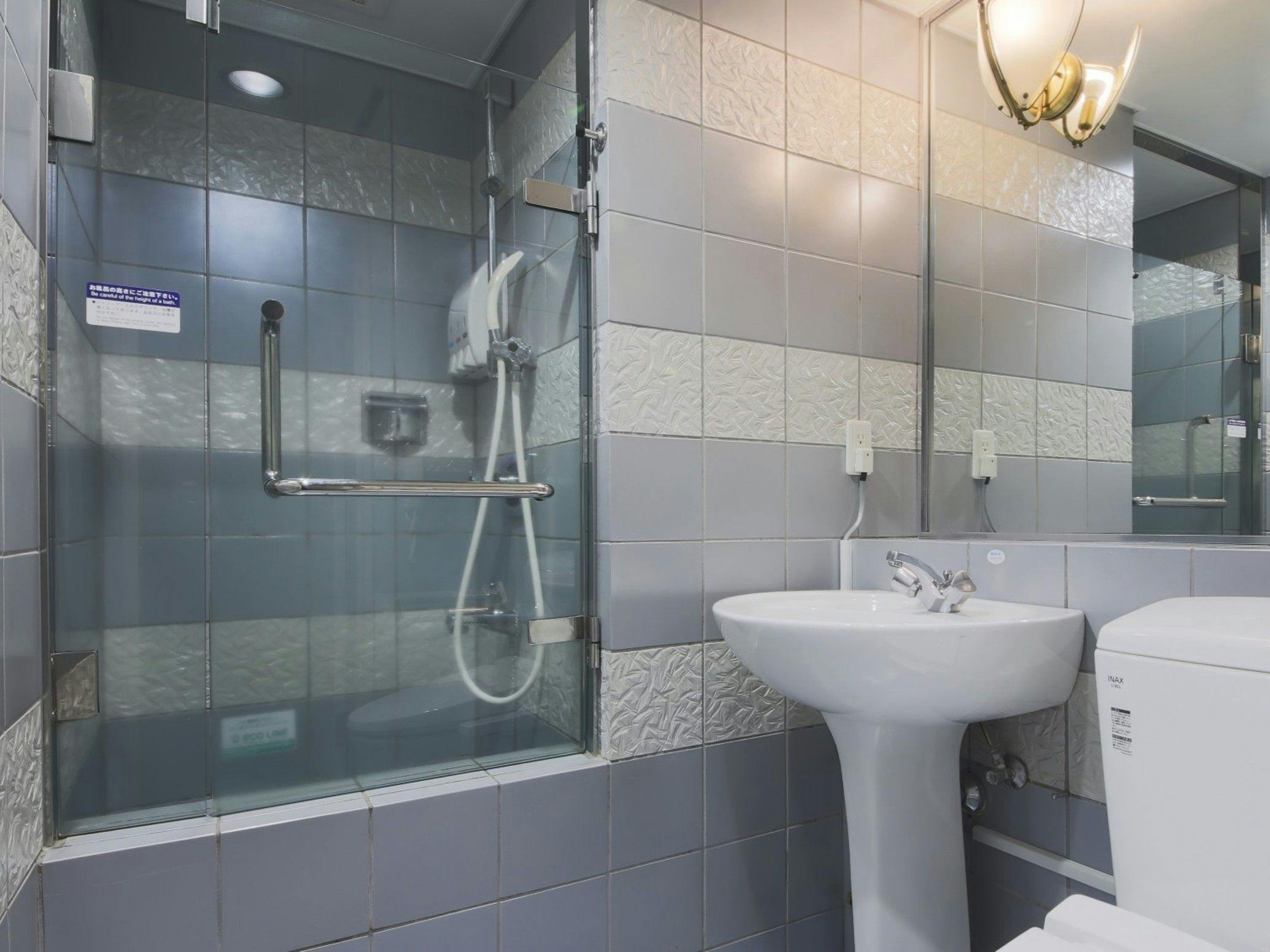 ห้องน้ำมีเฉพาะฝักบัวในทุกห้องพัก