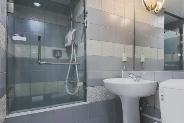 ห้องน้ำมีเฉพาะฝักบัวในทุกห้องพัก