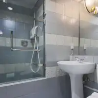 ห้องน้ำมีเฉพาะฝักบัวในทุกห้องพัก