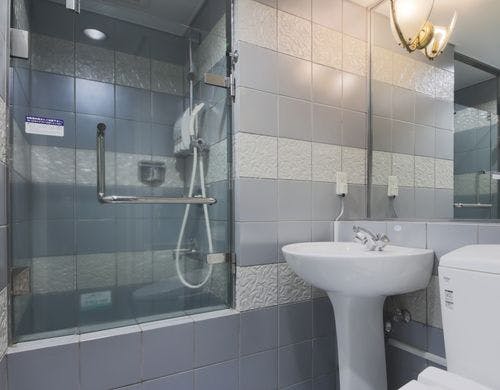 浴室は全客室シャワーブース