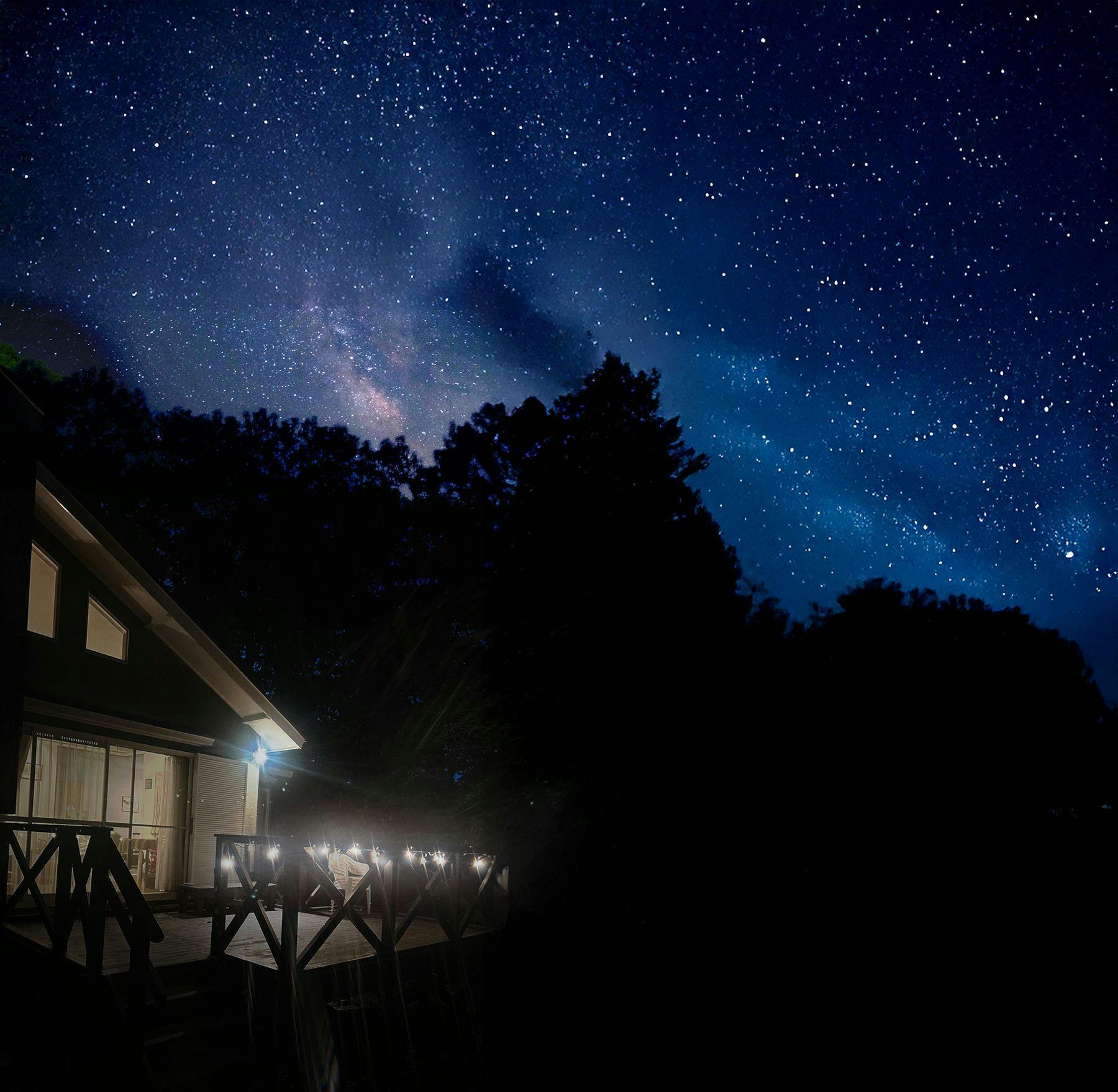 Sisi balkon malam hari