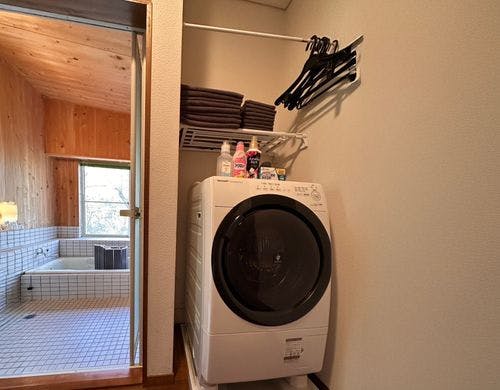 脱衣所にある洗濯機と浴室